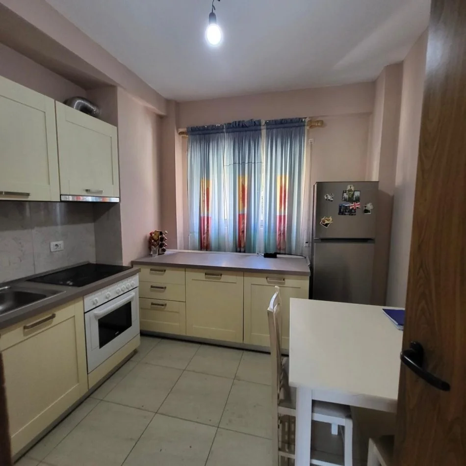 Tirane, jepet me qera apartament 2+1+Ballkon Kati 2, 104 m² 430 € (JEPET ME QIRA APARTAMENT 2+1 PRANE KOPESHTIT BOTANIK TIRANE)