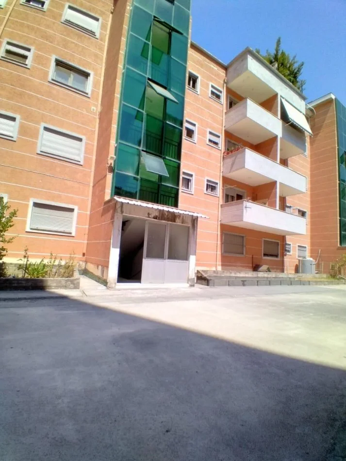 Tirane, jepet me qera apartament 2+1+Ballkon Kati 2, 104 m² 430 € (JEPET ME QIRA APARTAMENT 2+1 PRANE KOPESHTIT BOTANIK TIRANE)