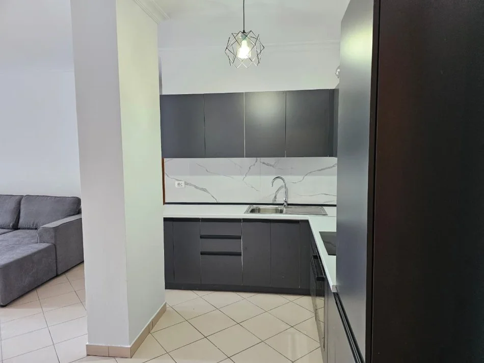 Tirane, jepet me qera apartament 2+1+Ballkon Kati 7, 120 m² 650 € (Ish parku autobuzave)