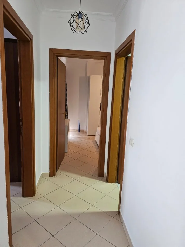 Tirane, jepet me qera apartament 2+1+Ballkon Kati 7, 120 m² 650 € (Ish parku autobuzave)