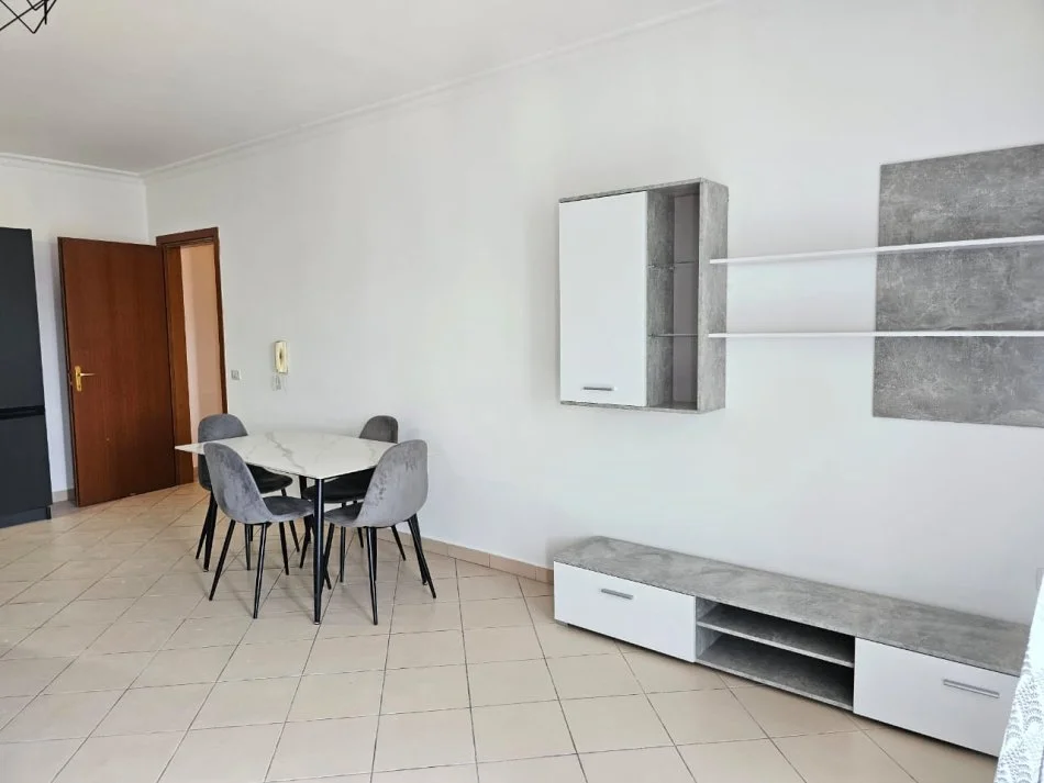 Tirane, jepet me qera apartament 2+1+Ballkon Kati 7, 120 m² 650 € (Ish parku autobuzave)