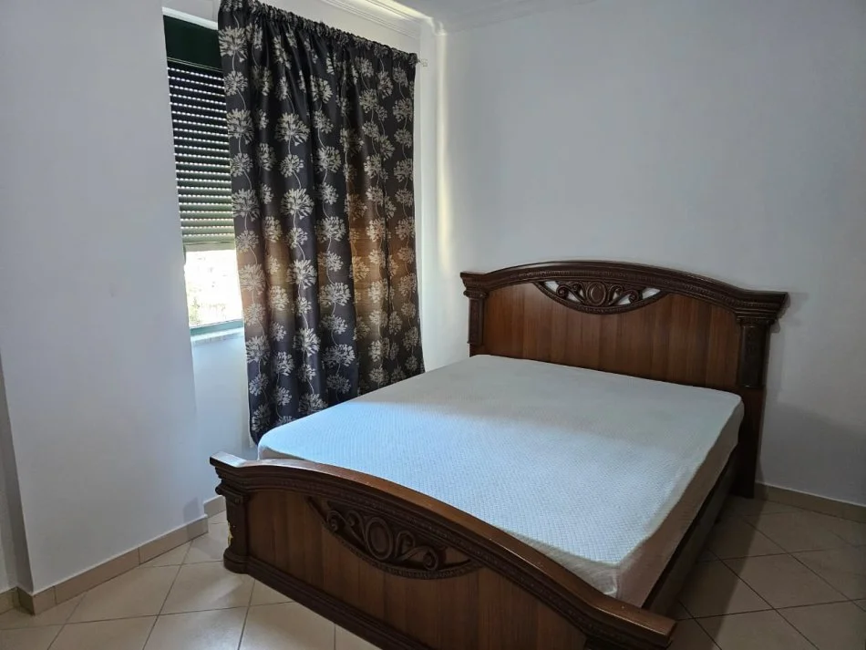 Tirane, jepet me qera apartament 2+1+Ballkon Kati 7, 120 m² 650 € (Ish parku autobuzave)