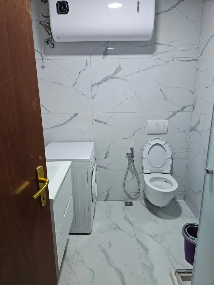 Tirane, jepet me qera apartament 2+1+Ballkon Kati 7, 120 m² 650 € (Ish parku autobuzave)