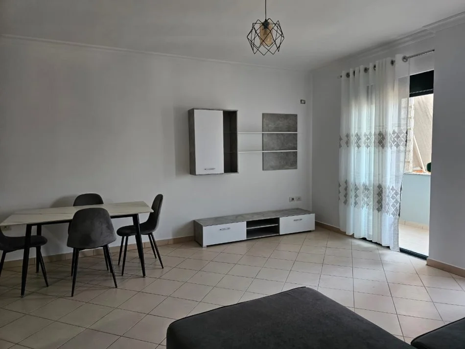 Tirane, jepet me qera apartament 2+1+Ballkon Kati 7, 120 m² 650 € (Ish parku autobuzave)