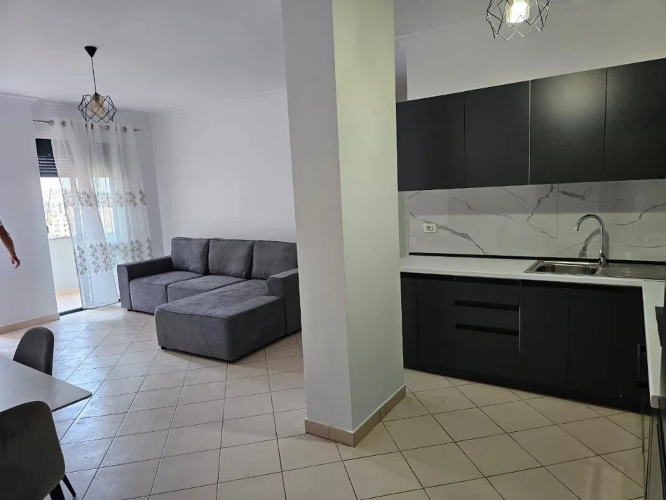 Tirane, jepet me qera apartament 2+1+Ballkon Kati 7, 120 m² 650 € (Ish parku autobuzave)