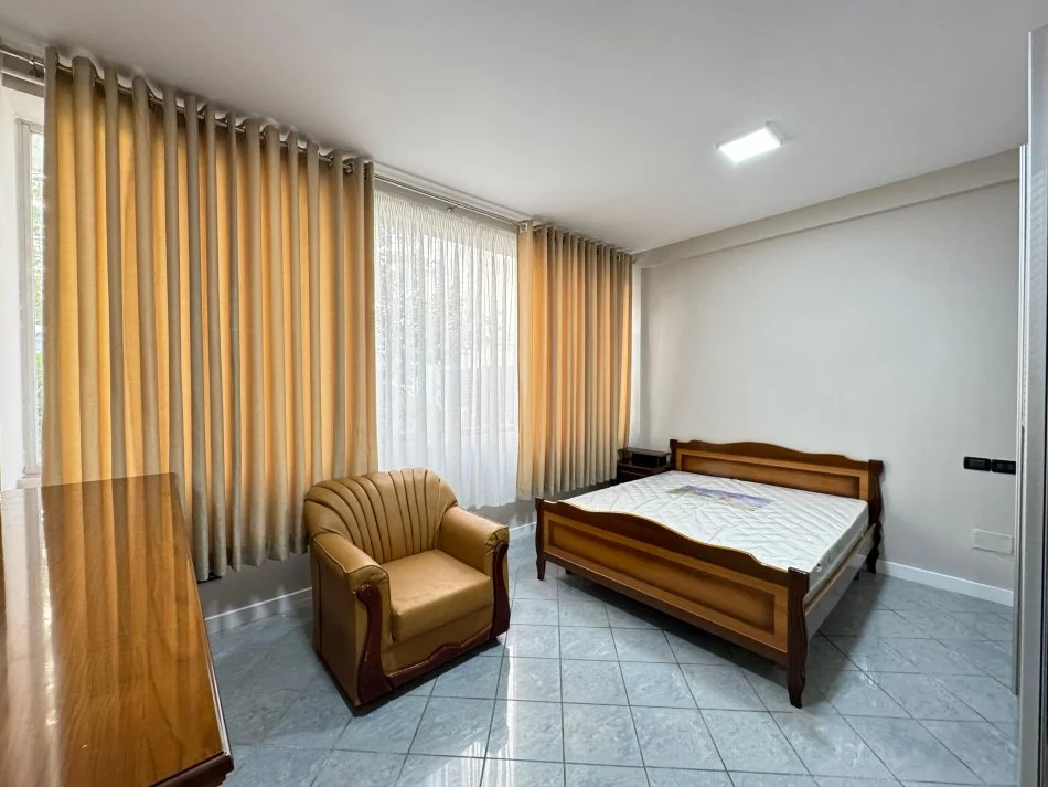 Tirane, jepet me qera apartament 2+1+Aneks+Ballkon Kati 1, 120 m² 550 € (Kodra e diellit)