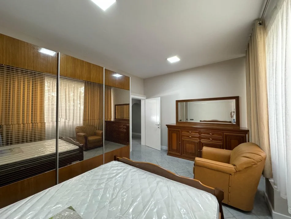 Tirane, jepet me qera apartament 2+1+Aneks+Ballkon Kati 1, 120 m² 550 € (Kodra e diellit)