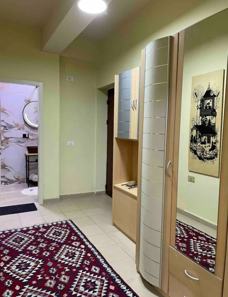 Tirane, jepet me qera apartament 1+1 Kati 3, 86 m² 550 € (Stacioni i Trenit)
