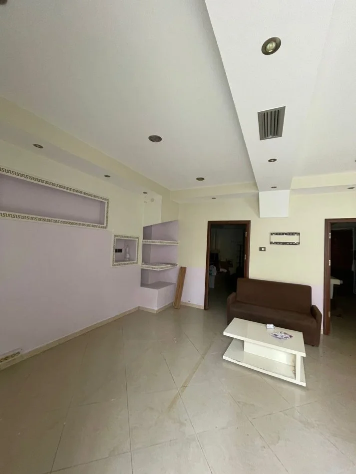 Tirane, jepet me qera ambjent biznesi Kati -1, 70 m² 400 € (Rr. Isuf Elezi)