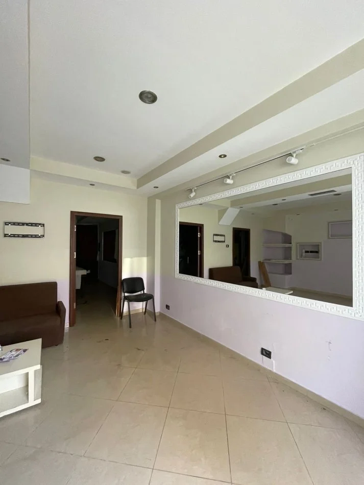 Tirane, jepet me qera ambjent biznesi Kati -1, 70 m² 400 € (Rr. Isuf Elezi)