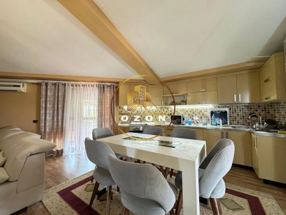 Apartament 1+1 me qira në Rrugën e Elbasanit, pranë Sofrës së Ariut (kat i vilës)