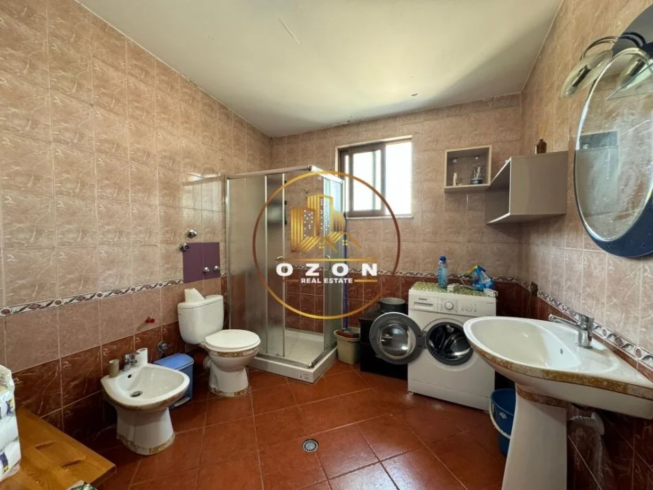 Apartament 1+1 me qira në Rrugën e Elbasanit, pranë Sofrës së Ariut (kat i vilës)