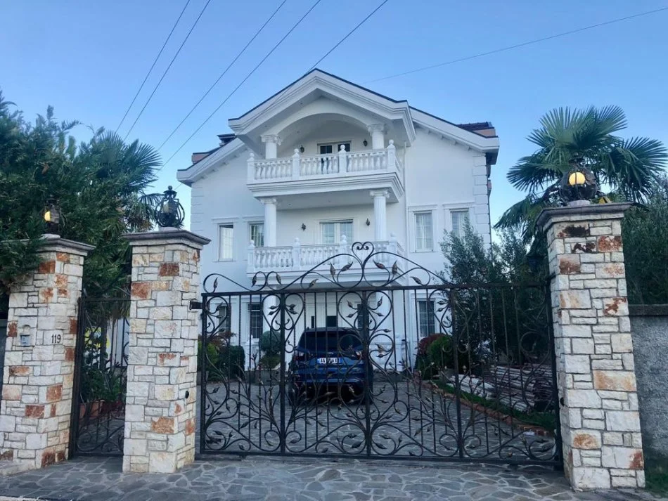 Tirane, shitet Vile 3 Katshe , 500 m² 380.000 € (Rruga Argjinatura)