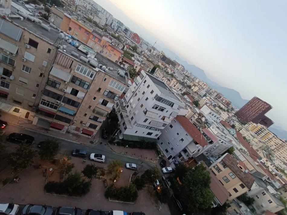 Tirane, jepet me qera apartament 2+1+Ballkon Kati 9, 96 m² 650 € (Rruga Shefqet Musaraj, Njesia Administrative Nr 7 , Prane Kryqezimit 21 Dhjetori. Tirane)