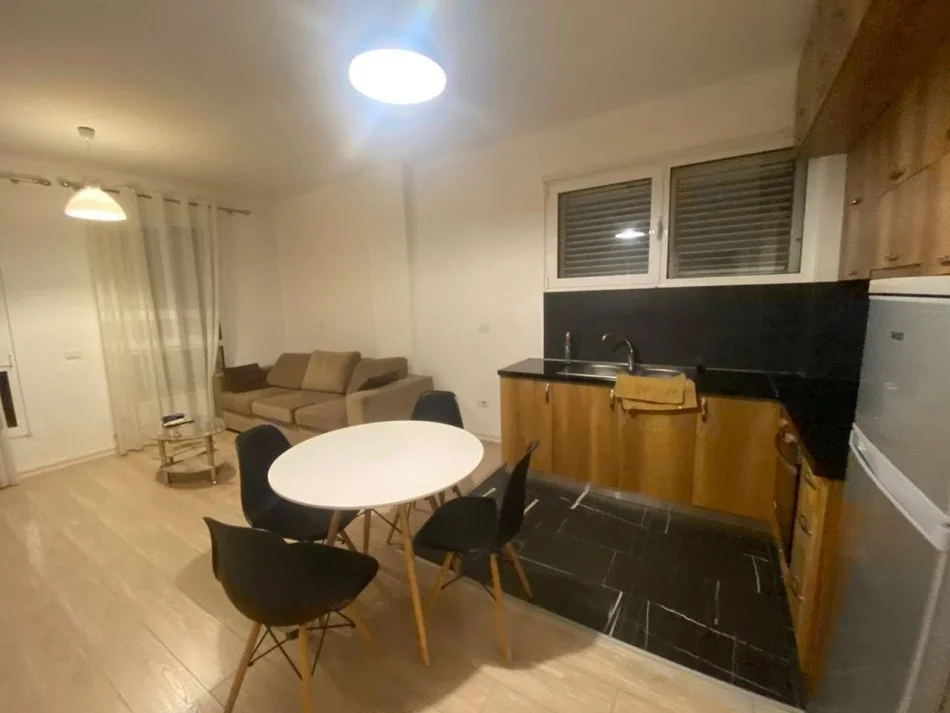 Tirane, jepet me qera apartament 1+1 Kati 4, 73 m² 500 € (Kompleksi Mateo)