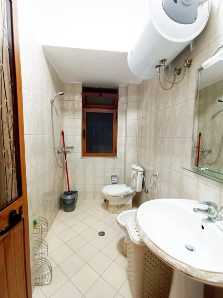 Tirane, jepet me qera apartament 2+1+Ballkon Kati 2, 90 m² 650 € (Rruga Milto Tutulani)