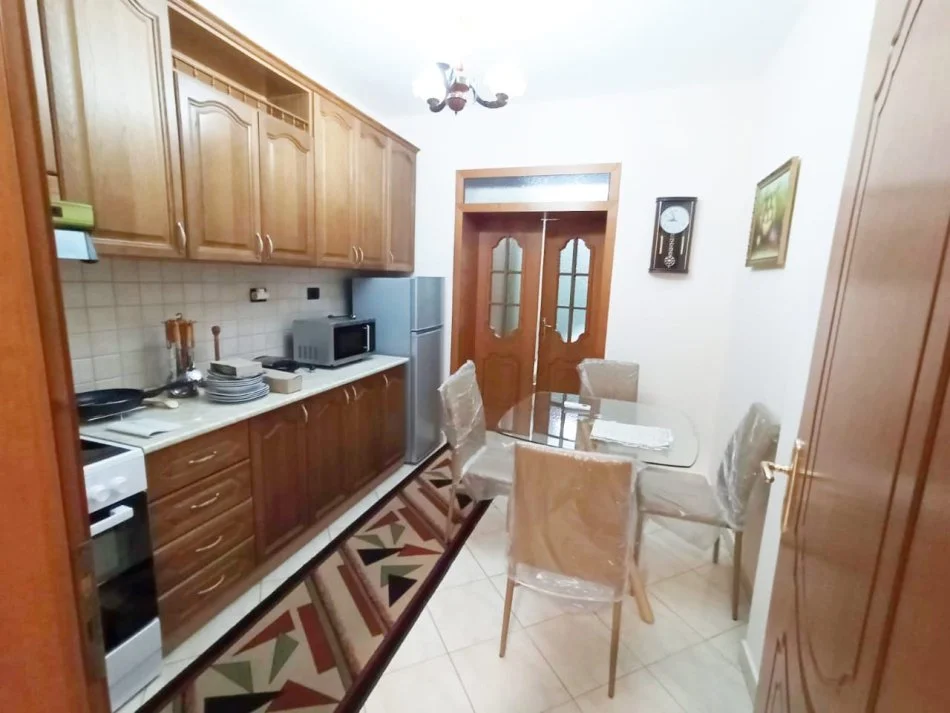 Tirane, jepet me qera apartament 2+1+Ballkon Kati 2, 90 m² 650 € (Rruga Milto Tutulani)