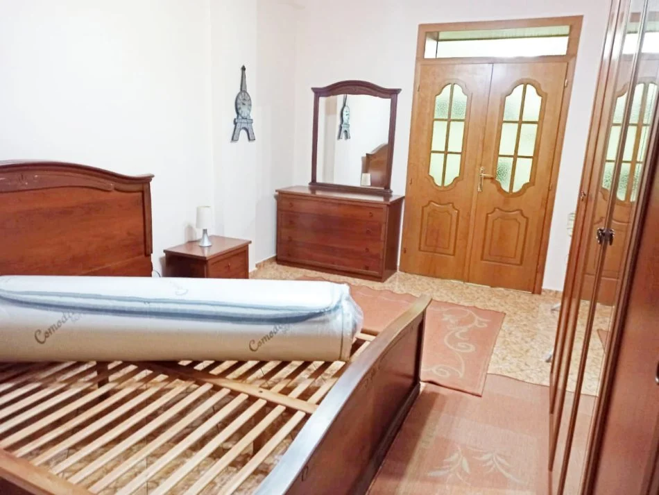 Tirane, jepet me qera apartament 2+1+Ballkon Kati 2, 90 m² 650 € (Rruga Milto Tutulani)