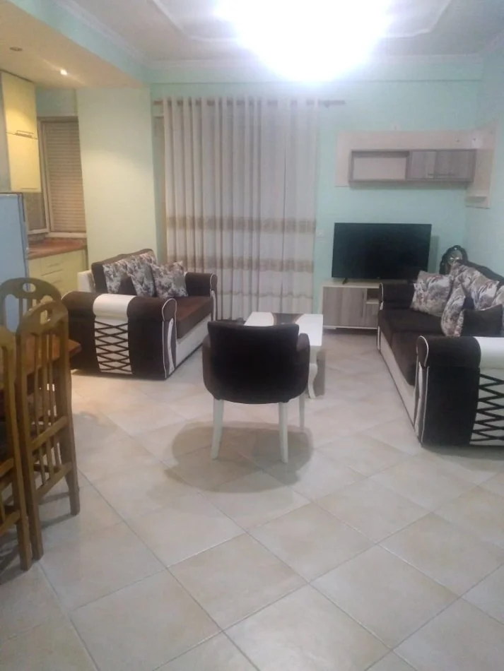 Tirane, jepet me qera apartament 1+1 Kati 3, 75 m² 400 € (parku)