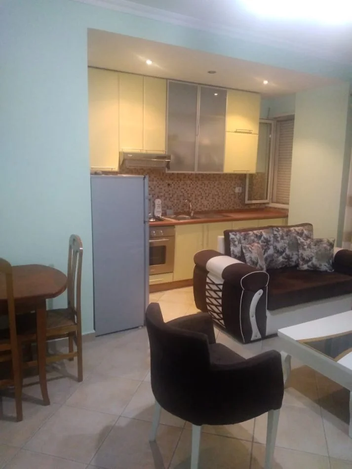 Tirane, jepet me qera apartament 1+1 Kati 3, 65 m² 400 € (parku)