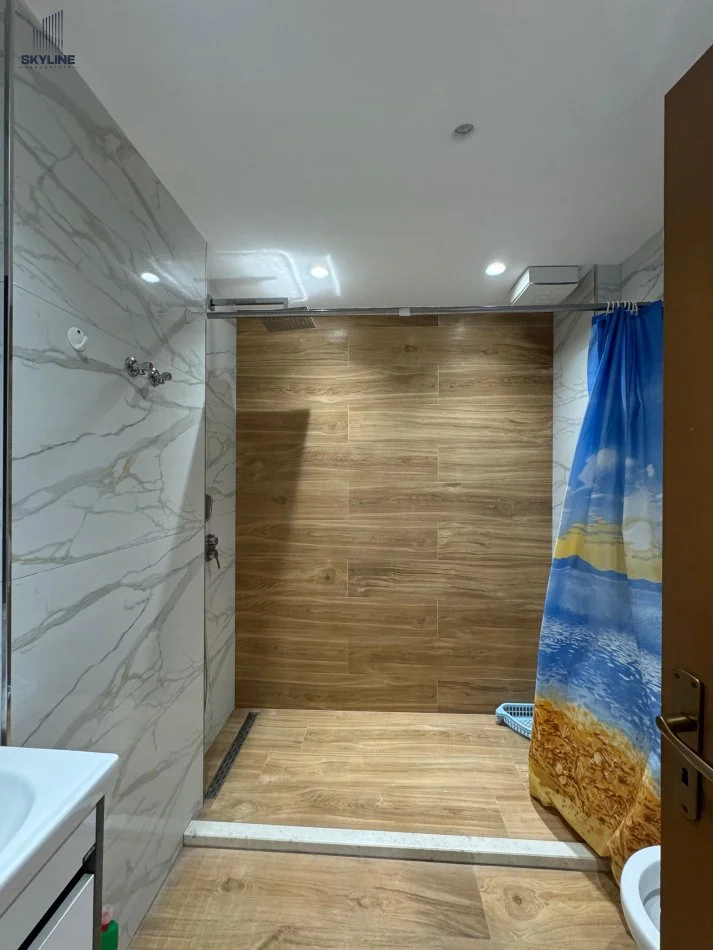 Tirane, jepet me qera apartament 2+1+Ballkon Kati 7, 700 € 