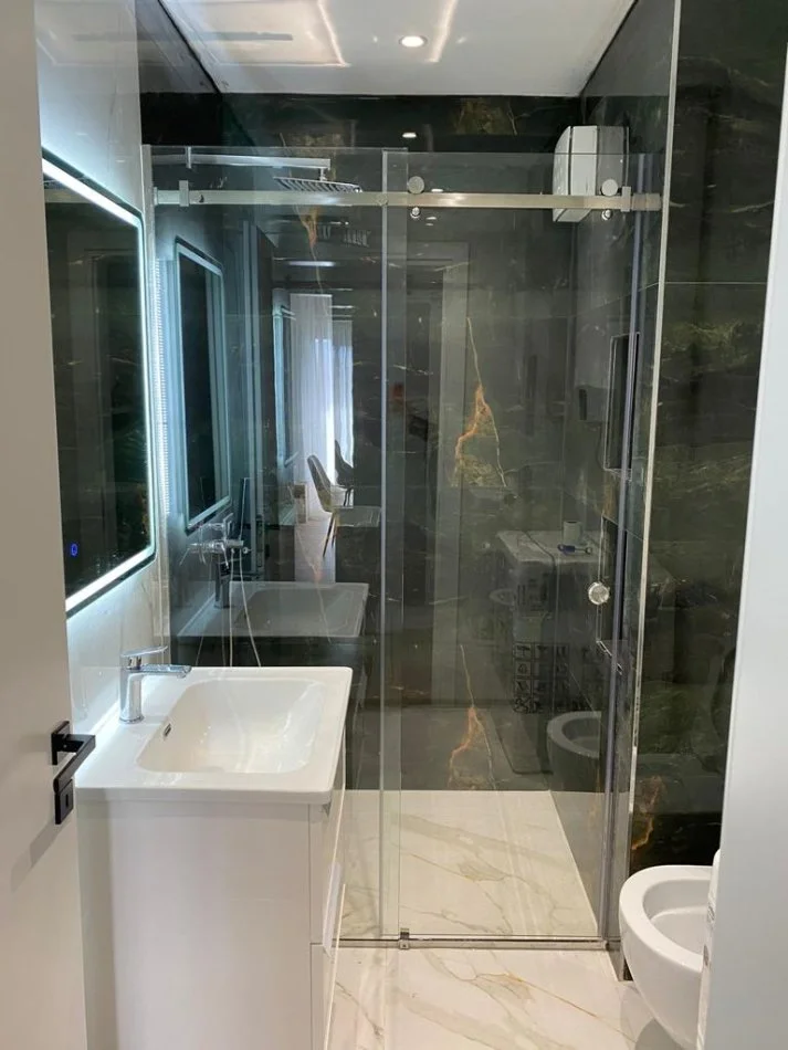 Tirane, jepet me qera apartament 3+1 Kati 5, 150 m² 1.650 € (Komuna e Parisit)