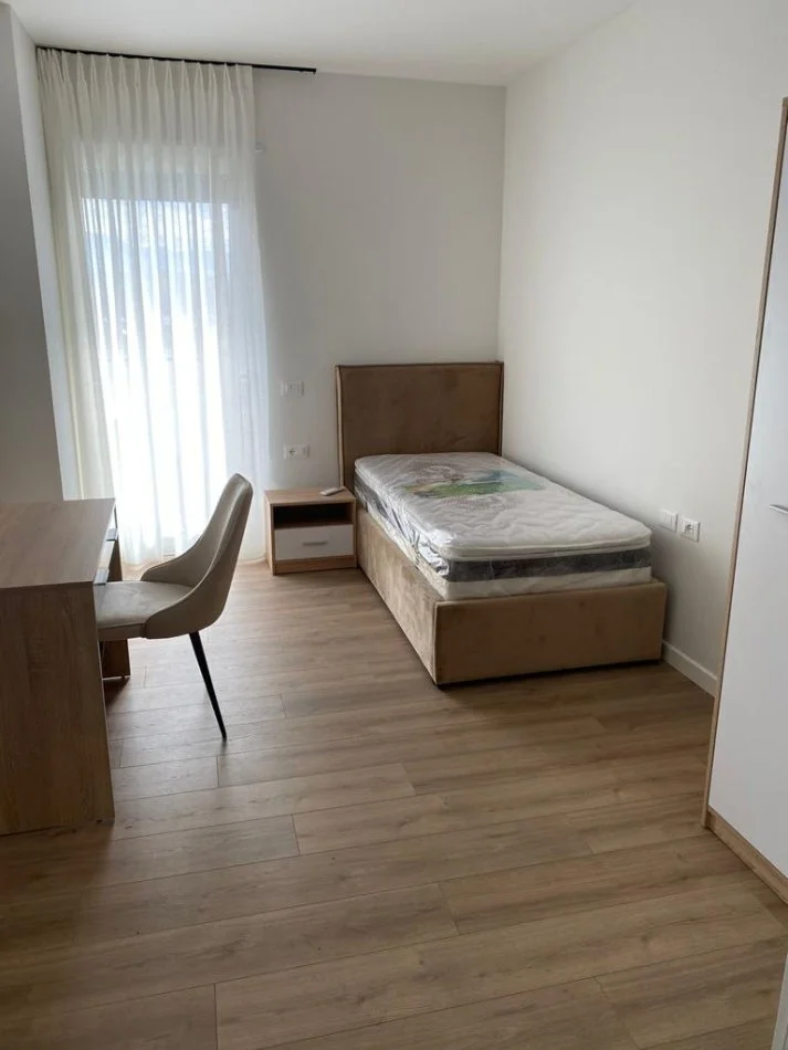 Tirane, jepet me qera apartament 3+1 Kati 5, 150 m² 1.650 € (Komuna e Parisit)