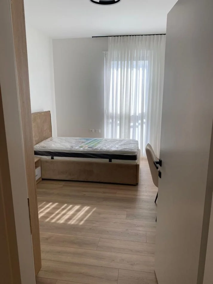 Tirane, jepet me qera apartament 3+1 Kati 5, 150 m² 1.650 € (Komuna e Parisit)