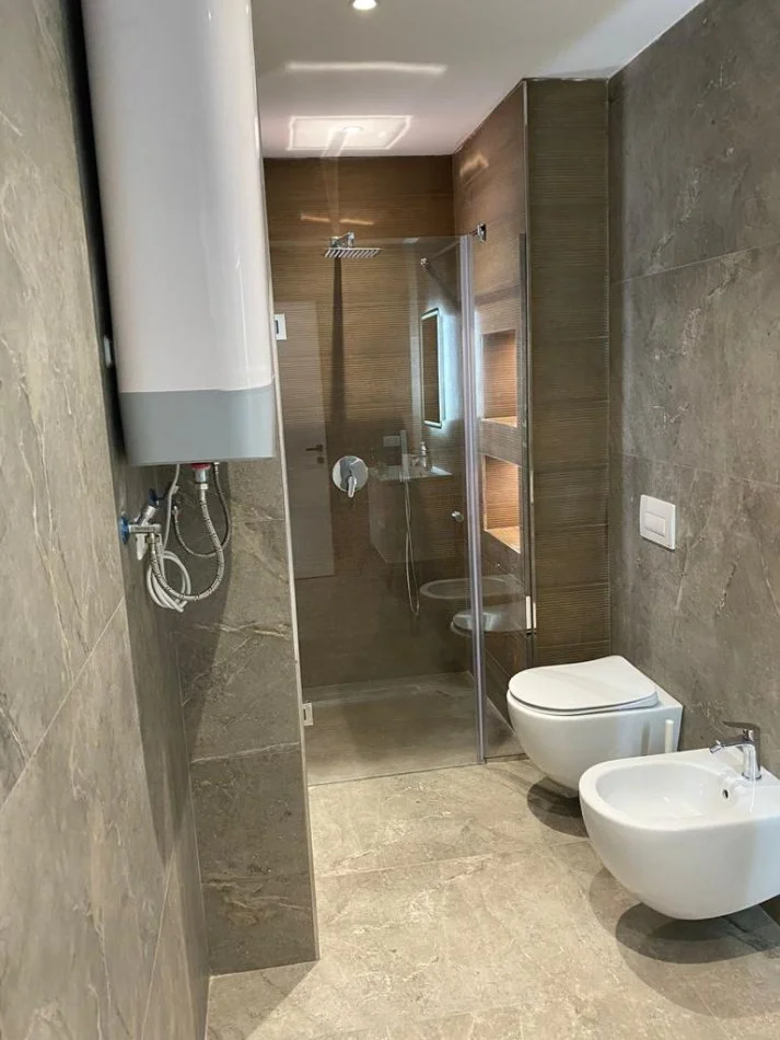 Tirane, jepet me qera apartament 3+1 Kati 5, 150 m² 1.650 € (Komuna e Parisit)