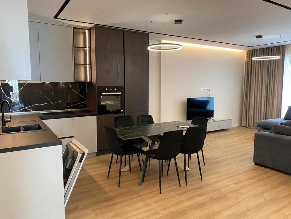 Tirane, jepet me qera apartament 3+1 Kati 5, 150 m² 1.650 € (Komuna e Parisit)