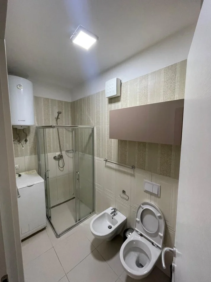 Tirane, jepet me qera apartament 1+1+Ballkon Kati 4, 58 m² 600 € (Rr: Gjike Kuqali, Pallati i Luis Medical Center Tirana, Tirane)