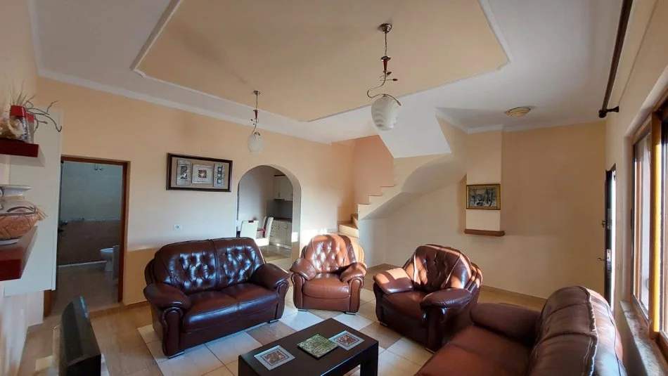 Tirane, jepet me qera Vile 3 Katshe Kati 2, 170 m² 600 € (fresk)