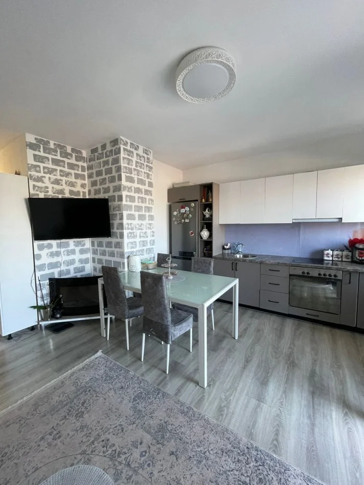 Tirane, shitet apartament 2+1+Ballkon , 148 m² 162.000 € (Astir)
