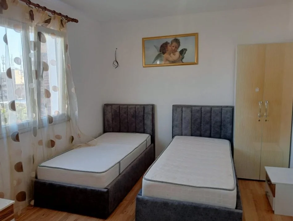 Tirane, jepet me qera apartament 1+1 Kati 5, 30 m² 320 € (xhamlliku)