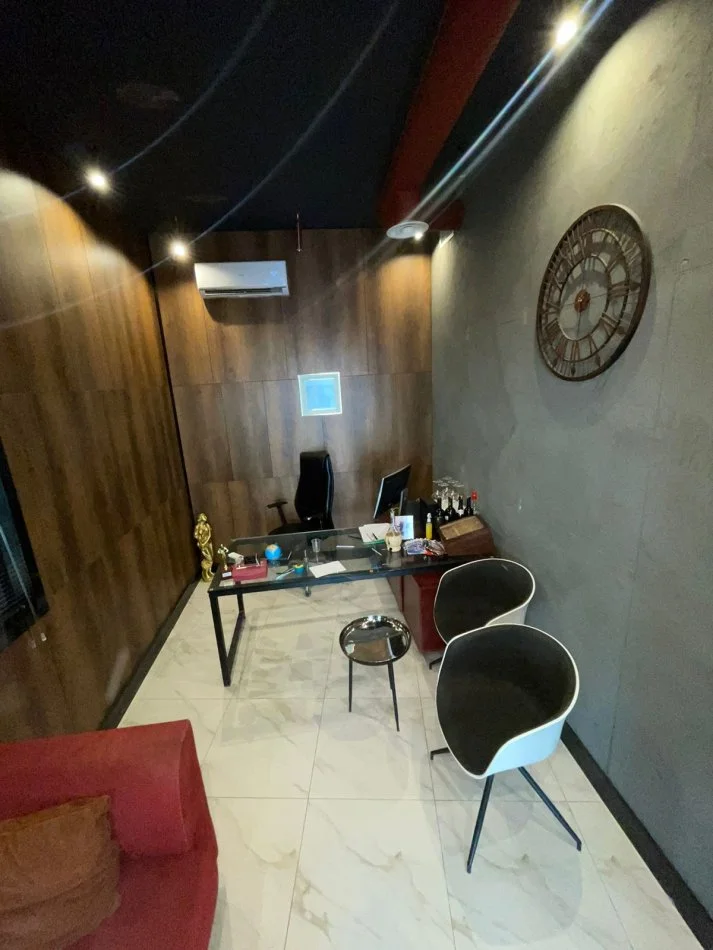 Tirane, jepet me qera dyqan Kati 0, 100 m² 1.500 € (Astir)