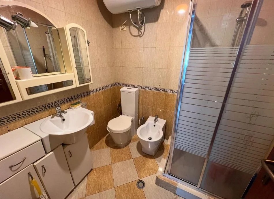 Tirane, jepet me qera apartament 2+1 Kati 8, 87 m² 600 € (RR e Kavajes)