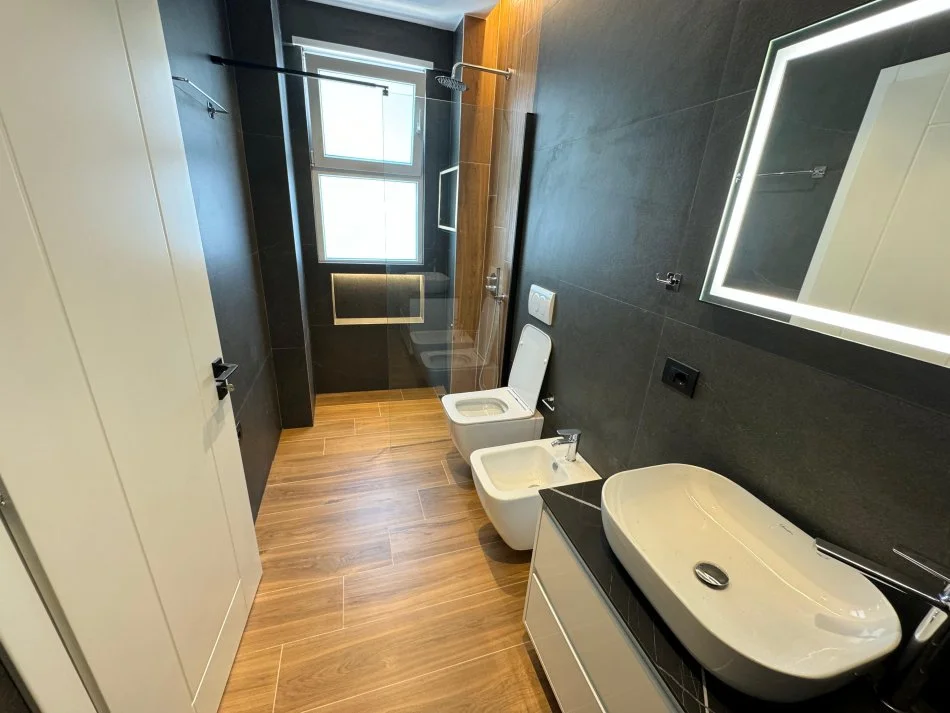 Durres, shitet 2+1+Aneks+Ballkon Kati 0, 350 m² 340.000 € (San Pietro, Gjiri i lalzit)