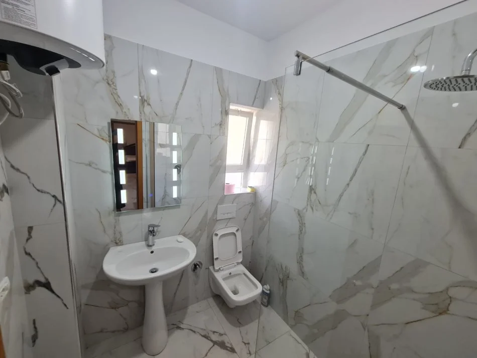 Tirane, jepet me qera apartament 1+1+Ballkon , 70 m² 390 € (Kinostudio)