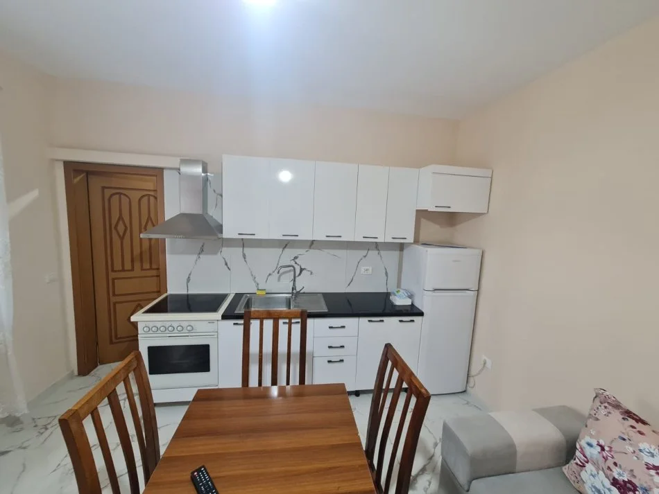 Tirane, jepet me qera apartament 1+1+Ballkon , 70 m² 390 € (Kinostudio)