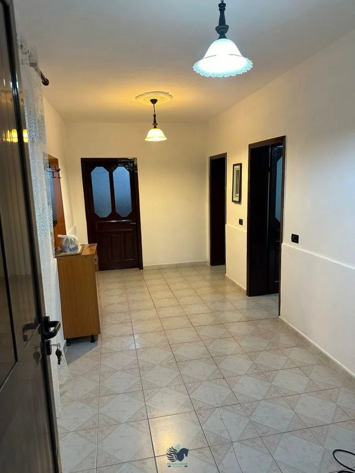 Jepet Me Qera Kat Vile 1+1 Tek Kristal Center [ID PV480]