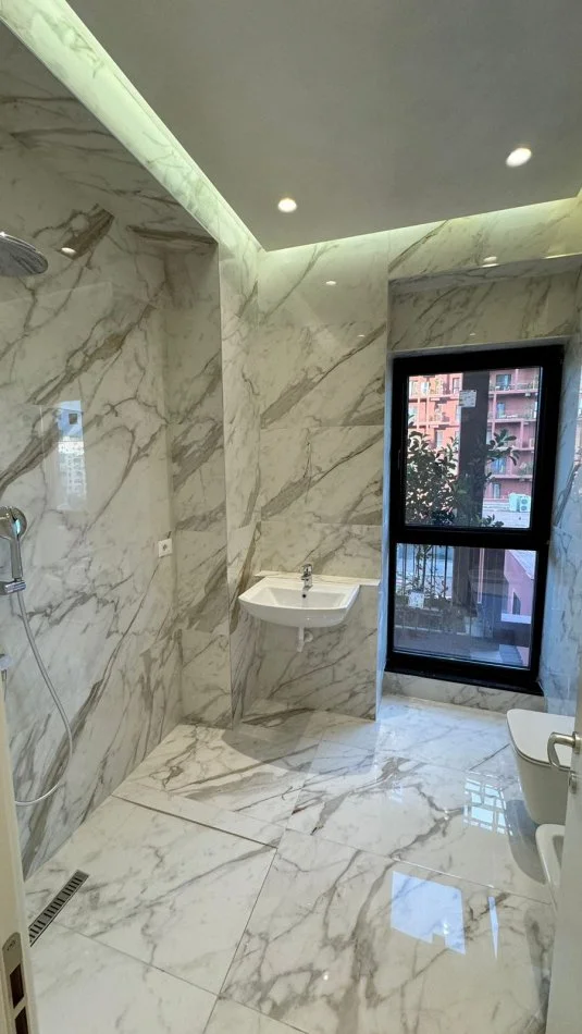 Tirane, shitet apartament 2+1+Ballkon Kati 5, 110 m² 258.000 € (ruga Kavajes, Tirana Garden Buildings)