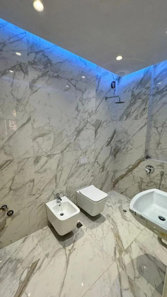 Tirane, shitet apartament 2+1+Ballkon Kati 5, 110 m² 258.000 € (ruga Kavajes, Tirana Garden Buildings)