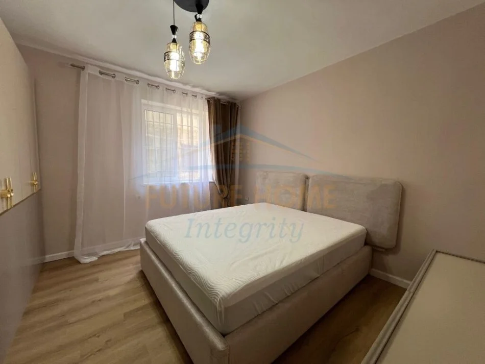 Tirane, jepet me qera apartament 1+1 ,  430 € (Rruga e Dibres)