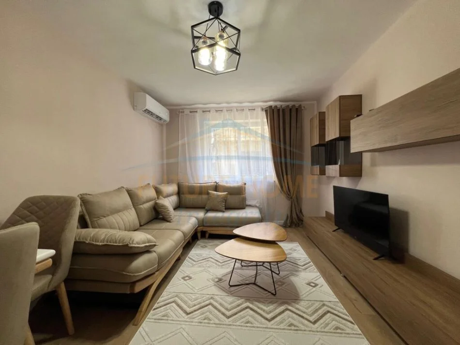 Tirane, jepet me qera apartament 1+1 ,  430 € (Rruga e Dibres)