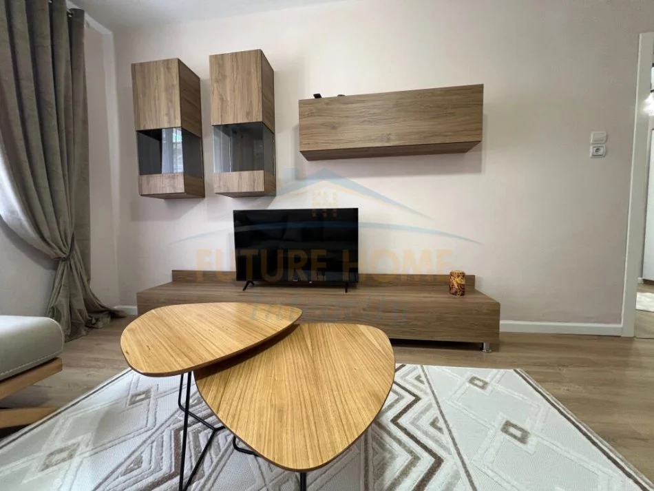 Tirane, jepet me qera apartament 1+1 ,  430 € (Rruga e Dibres)