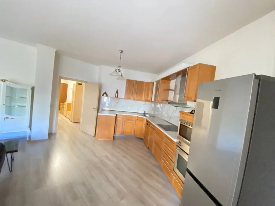 Tirane, jepet me qera apartament 1+1 Kati 2, 80 m² 600 € (Kopshti Zologjik)