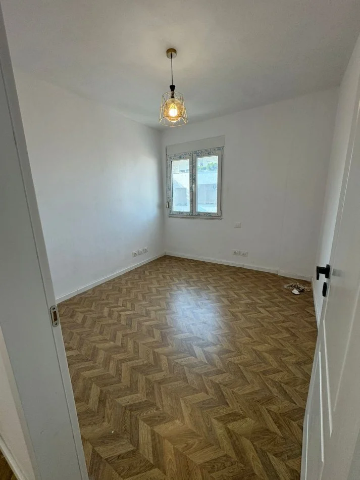 Tirane, shitet apartament 2+1+Ballkon Kati 3, 98 m² 180.000 € (kopshi botanik)