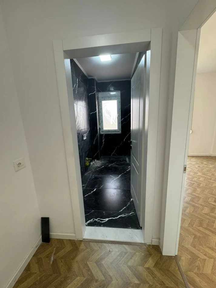 Tirane, shitet apartament 2+1+Ballkon Kati 3, 98 m² 180.000 € (kopshi botanik)