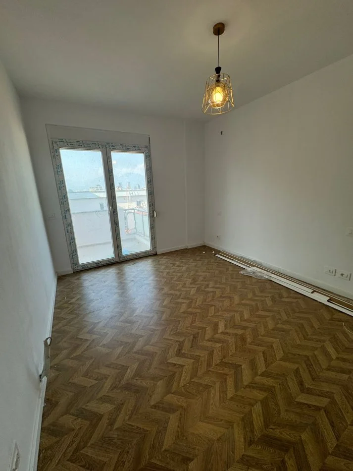 Tirane, shitet apartament 2+1+Ballkon Kati 3, 98 m² 180.000 € (kopshi botanik)
