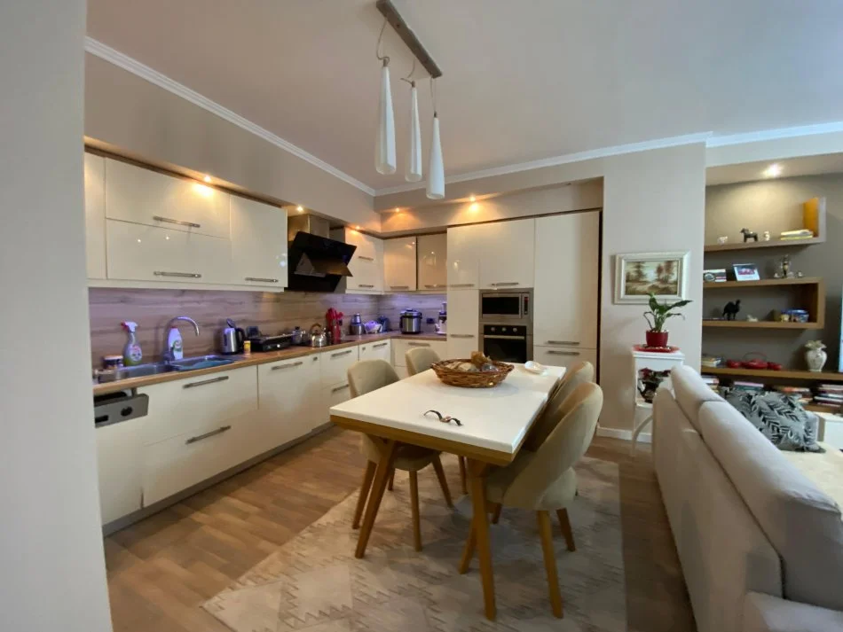 Tirane, shitet apartament 2+1 Kati 9, 136 m² 320.000 € (Komuna Parisit)
